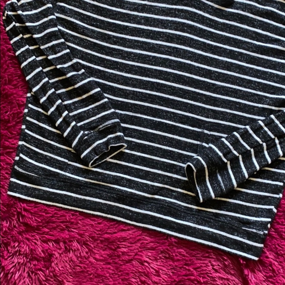 AEO NWOT crop plush black & white striped hoodie - Picture 3 of 8